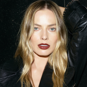 Margot Robbie je dokonalým příkladem dodržení pravidla harmonie v líčení. Když herečka volí výraznou rtěnku, oči nechává jen decentně nalíčení, popřípadě přesně naopak. Nehrozí vám pak kýčovitý a přeplácaný dojem, kterému se chceme zvlášť u tak výrazných barev vyhnout dvojnásob