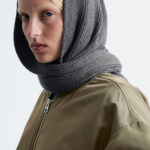 Šála s kapucí je praktickým kouskem, který vám usnadní zimní styling.