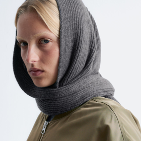 Šála s kapucí je praktickým kouskem, který vám usnadní zimní styling.