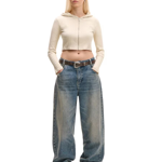 Loňským střihům kalhot a hlavně džínů dominovaly volné, takzvané baggy siluety. Těm ale letos odzvonilo.