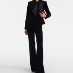 Černé sametové kalhoty jsou základ, který se hodí jak na slavnostní příležitosti se sakem, tak i jako alternativa k černým džínům.