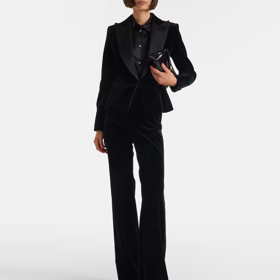 Černé sametové kalhoty jsou základ, který se hodí jak na slavnostní příležitosti se sakem, tak i jako alternativa k černým džínům.