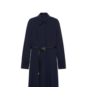 Tmavomodré košilové šaty navíc s páskem s černými a zlatými akcenty prodává třeba značka Mango za 1599 Kč.