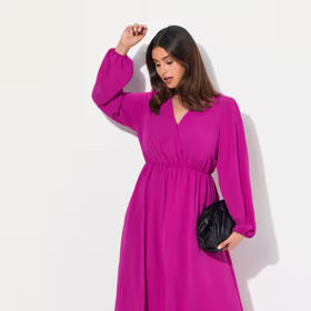 Mnohem lepší je sáhnout po šatech v jedné barvě, ideálně v tmavším odstínu a áčkovém střihu, který krásně vyrovná proporce.