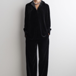 Sametové kalhoty neunosíte jen na večírky v rámci kompletů a kostýmků.