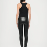 Pod legínami by nemělo být vidět ani žádné spodní prádlo. Nejbezpečnější volbou jsou bezešvé kousky. Legíny, Ida Sjöstedt, 3240 Kč