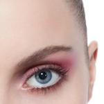 Zatímco u rtů a nehtů je líčení v těchto barevných tónech jasné, u očí je potřeba dbát na to, aby nedošlo k nechtěnému efektu uplakaných nebo unavených očí. Důležité je zvýraznit linii řas...