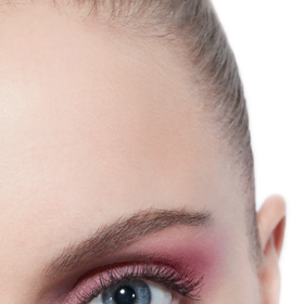 Zatímco u rtů a nehtů je líčení v těchto barevných tónech jasné, u očí je potřeba dbát na to, aby nedošlo k nechtěnému efektu uplakaných nebo unavených očí. Důležité je zvýraznit linii řas...