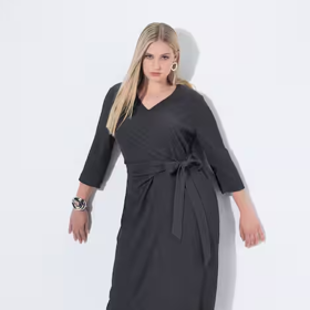 Šaty s výstřihem do V a zavinovacím detailem můžou být lichotivou volbou jak na denní nošení...