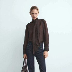 Bootcut střih vypadá skvěle na trendy tmavomodrých džínách.