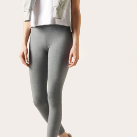 Pozor na to, aby legíny nevypadaly až příliš sportovně a volnočasově. Zásadní roli hraje materiál - bavlna je sice příjemná, ale v tomto provedení moc elegantně nepůsobí