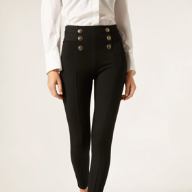 Legíny, které dnes frčí, mají mnoho podob a umí lichotit postavě. Přiléhavé tvarující legíny s knoflíky, Calzedonia, 999 Kč