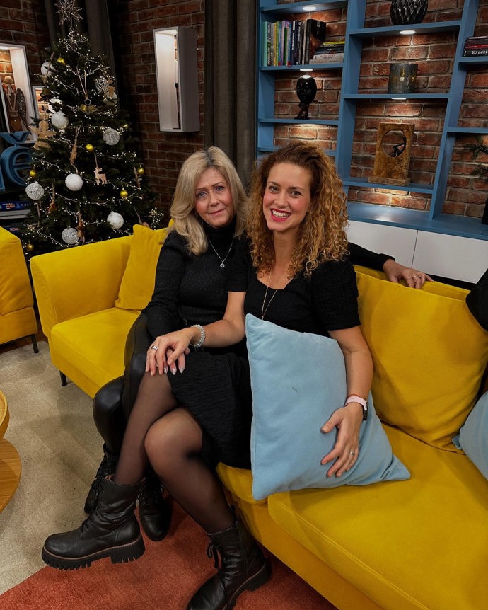 FOTO: Kateřina Pechová se svou krásnou maminkou. – stránka 12