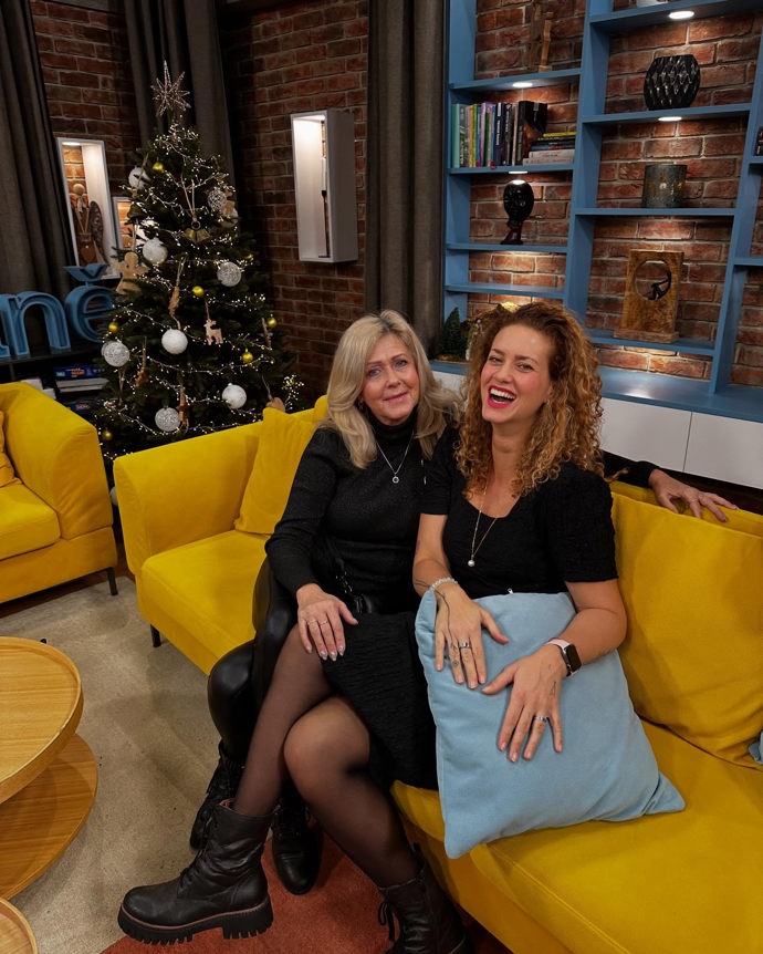 FOTO: Kateřina Pechová s maminkou v práci. – stránka 14