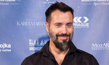 Václav dokonce vytáhl košili. 