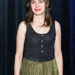 Sarah se nebojí ani skládané sukně. 