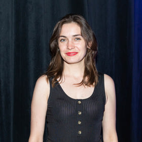 Sarah se nebojí ani skládané sukně. 