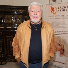 Je stále velmi aktivní, sportuje, koncertuje a pečuje o svůj krásný domov, který sdílí s manželkou Danou.