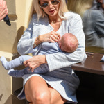 Lela zvládá péči o tři děti na výbornou.