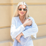 Novinářům se v létě pochlubila nejmladším synem Arnoldem. 