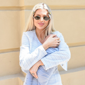 Novinářům se v létě pochlubila nejmladším synem Arnoldem. 