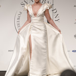 Cukrářka Besky předvedla na mole dva druhy šatů. Jedny s vysokým rozparkem a hlubokým výstřihem...