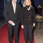 Paní Jiřina neoblékla šaty, ale černé kalhoty, černý propínací svetřík, a outfit ozvláštnila masivním zlatým náhrdelníkem. 