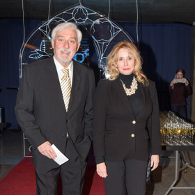 Paní Jiřina neoblékla šaty, ale černé kalhoty, černý propínací svetřík, a outfit ozvláštnila masivním zlatým náhrdelníkem. 