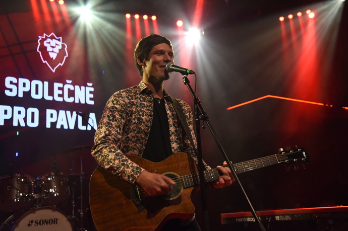 FOTO: Zpěvák Pavel Callta. – stránka 11