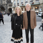 Ruku v ruce před Divadlem Hybernia manželé pózovali už před pár měsíci a byli dokonale barevně sladěni.