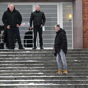 Matouš Rajmont byl u brněnského krematoria jako první. Právě zde proběhne poslední rozloučení s Pavlem Nečasem.