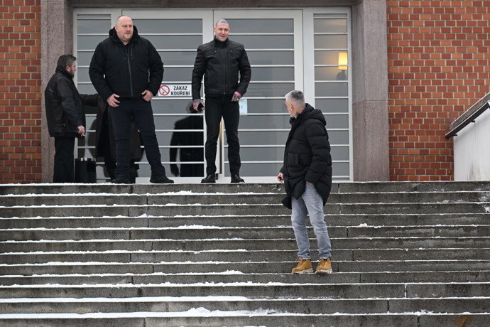 FOTO: Matouš Rajmont byl u brněnského krematoria jako první. Právě zde proběhne poslední rozloučení s Pavlem Nečasem. – stránka 121