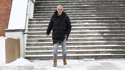 FOTO: Matouš Rajmont byl u brněnského krematoria jako první. Právě zde proběhne poslední rozloučení s Pavlem Nečasem.