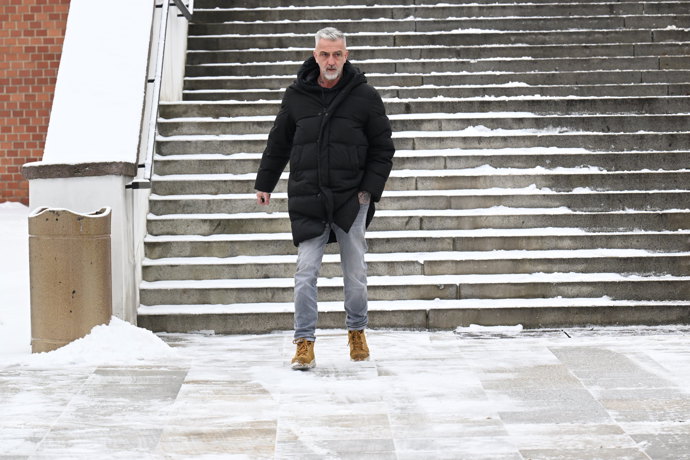 FOTO: Matouš Rajmont byl u brněnského krematoria jako první. Právě zde proběhne poslední rozloučení s Pavlem Nečasem. – stránka 120