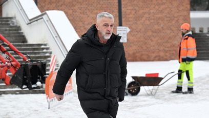 FOTO: Matouš Rajmont byl u brněnského krematoria jako první. Právě zde proběhne poslední rozloučení s Pavlem Nečasem.