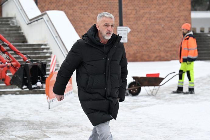 FOTO: Matouš Rajmont byl u brněnského krematoria jako první. Právě zde proběhne poslední rozloučení s Pavlem Nečasem. – stránka 119