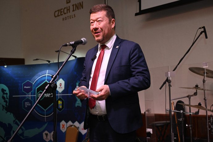 FOTO: Tomio Okamura na plese Spolu s hasiči. – stránka 4