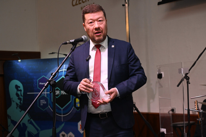 FOTO: Tomio Okamura získal ocenění. – stránka 13