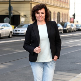 Vlasy měla Jitka Sedláčková podstatně tmavší, což jí přidávalo roky. 