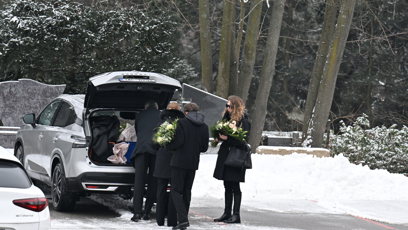 FOTO: Rodina a přátelé se přišli naposledy rozloučit s Pavlem Nečasem.