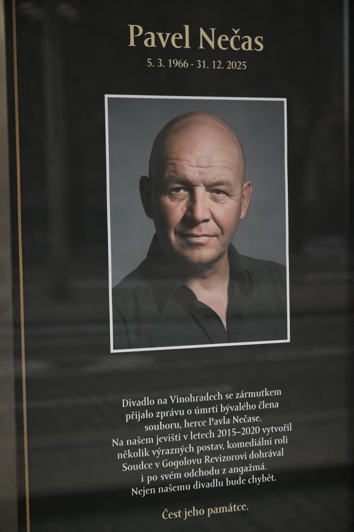 FOTO: Pavel Nečas má v Divadle na Vinohradech vyvěšené parte. – stránka 125
