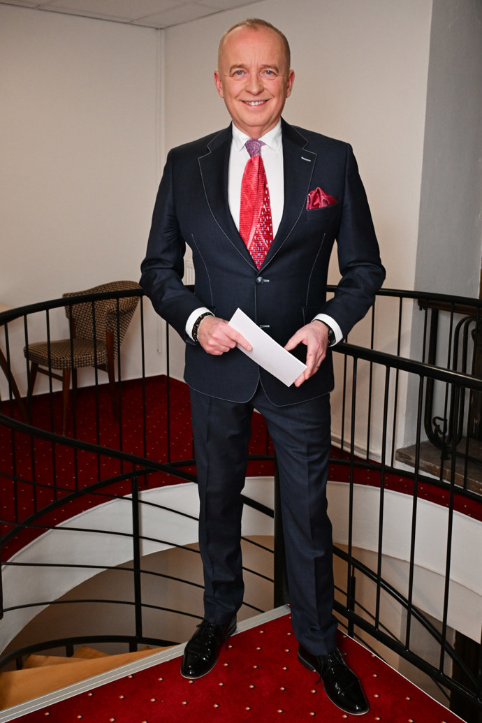 FOTO: Moderátor Karel Voříšek. – stránka 4