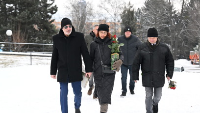 FOTO: Rodina a přátelé se přišli naposledy rozloučit s Pavlem Nečasem. Mezi prvními smutečními hosty byl herec David Suchařípa.