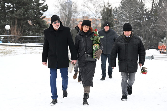 FOTO: Rodina a přátelé se přišli naposledy rozloučit s Pavlem Nečasem. Mezi prvními smutečními hosty byl herec David Suchařípa. – stránka 1