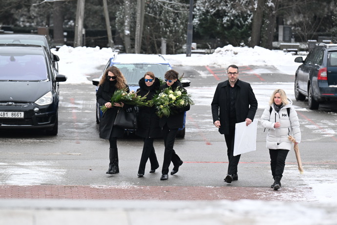 FOTO: Rodina a přátelé se přišli naposledy rozloučit s Pavlem Nečasem. – stránka 116
