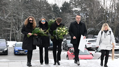 FOTO: Hercova bývalá partnerka Zuzana Vejvodová se přišla spolu se synem a přáteli naposledy rozloučit s Pavlem Nečasem.