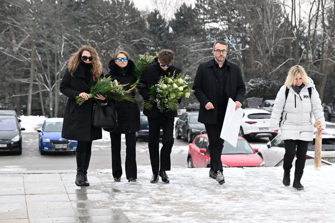 FOTO: Hercova bývalá partnerka Zuzana Vejvodová se přišla spolu se synem a přáteli naposledy rozloučit s Pavlem Nečasem. – stránka 109