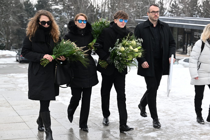 FOTO: Hercova bývalá partnerka Zuzana Vejvodová se přišla spolu se synem a přáteli naposledy rozloučit s Pavlem Nečasem. – stránka 115
