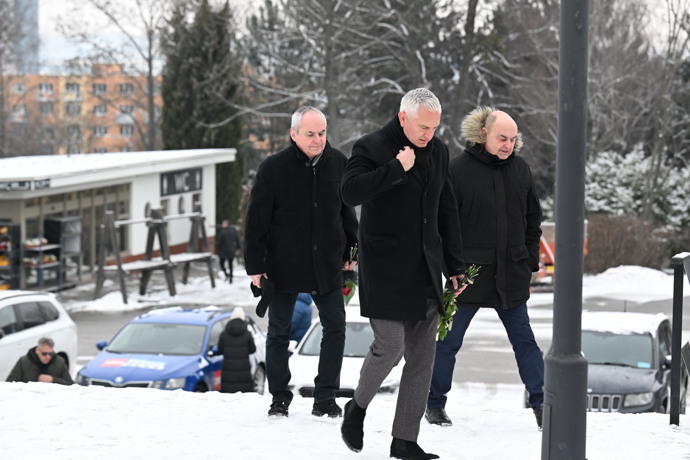 FOTO: Rodina a přátelé se přišli naposledy rozloučit s Pavlem Nečasem. – stránka 114