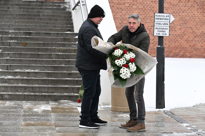 FOTO: Rodina a přátelé se přišli naposledy rozloučit s Pavlem Nečasem. – stránka 112